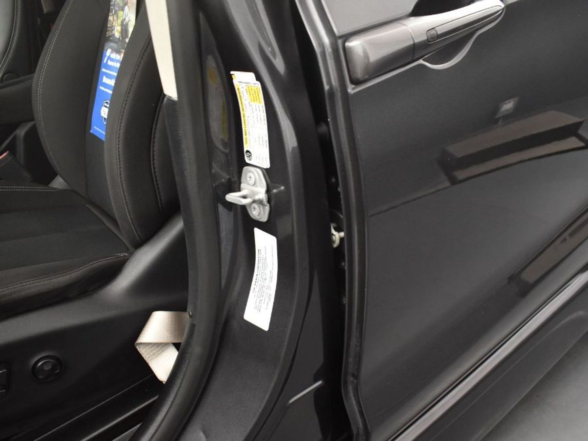 Grey Chrysler Voyager image number 16