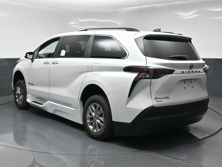 White Toyota Sienna image number 4