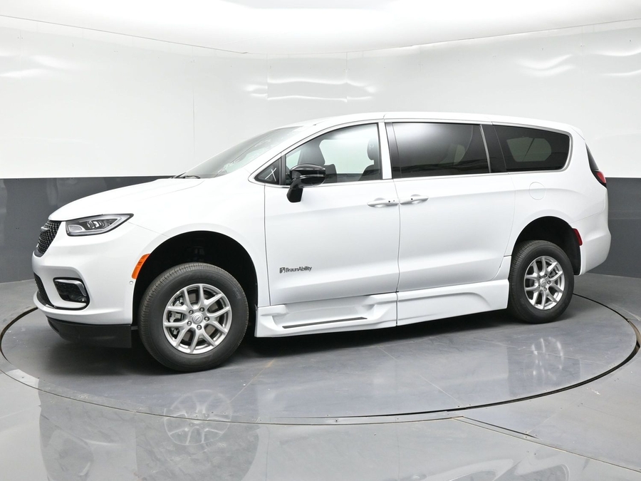 New 2026 Chrysler Pacifica Select Safety - BraunAbility Side Entry Entry Fold Out Automatic Ramp