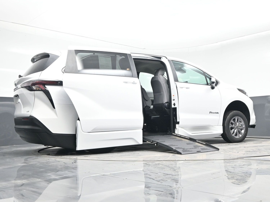 New 2025 Toyota Sienna Hybrid LE - BraunAbility Side Entry Entry Fold Out Automatic Ramp