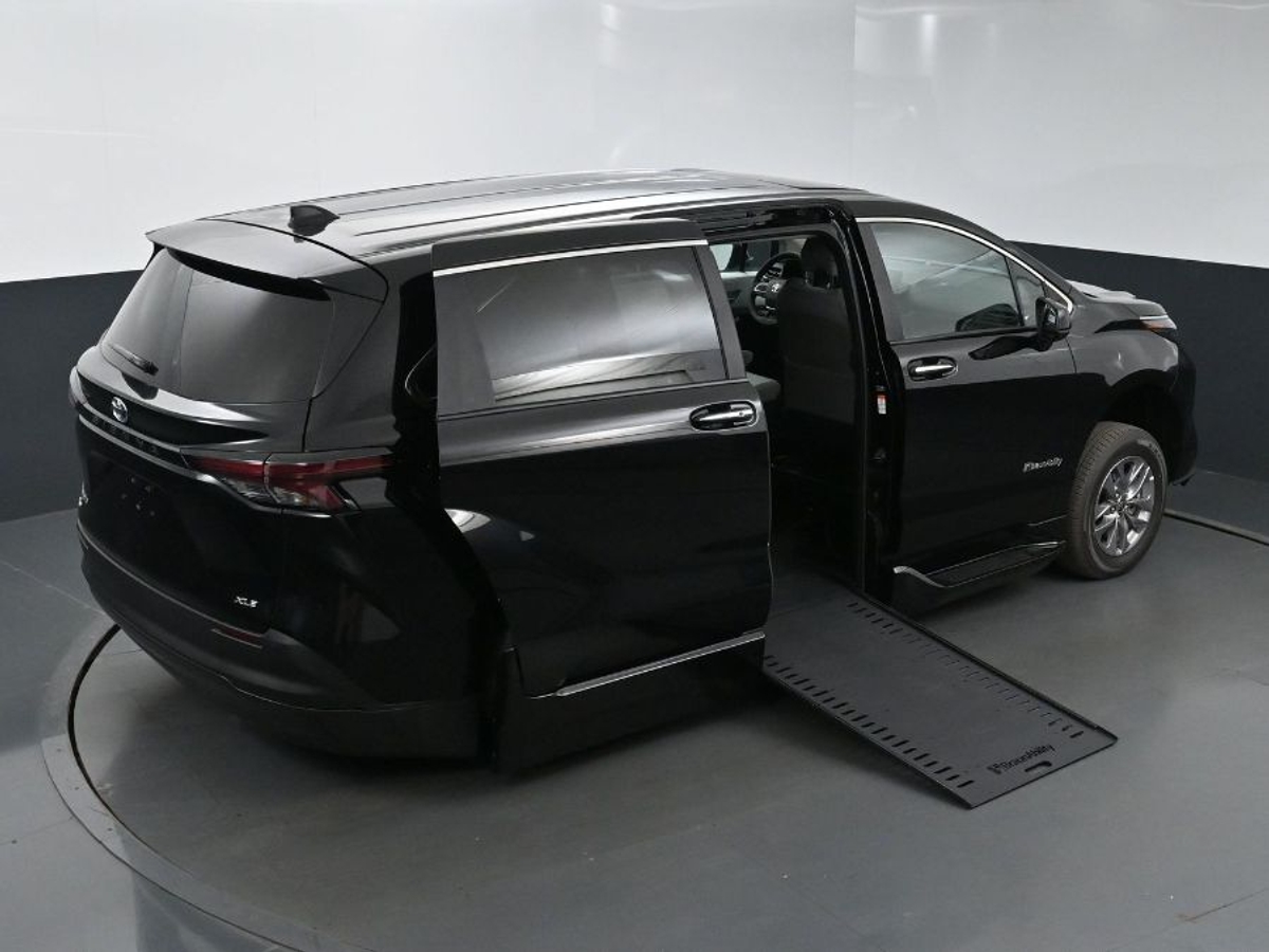Black Toyota Sienna image number 24