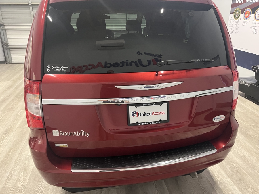 Used 2016 Chrysler Town and Country Touring - BraunAbility Side Entry Fold Out Automatic Ramp