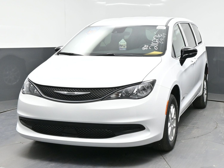 White Chrysler Voyager image number 10