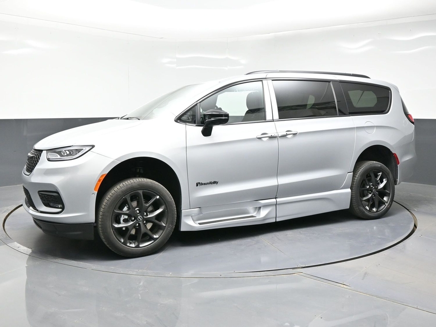 New 2026 Chrysler Pacifica Select Sport - BraunAbility Side Entry Entry Fold Out Automatic Ramp
