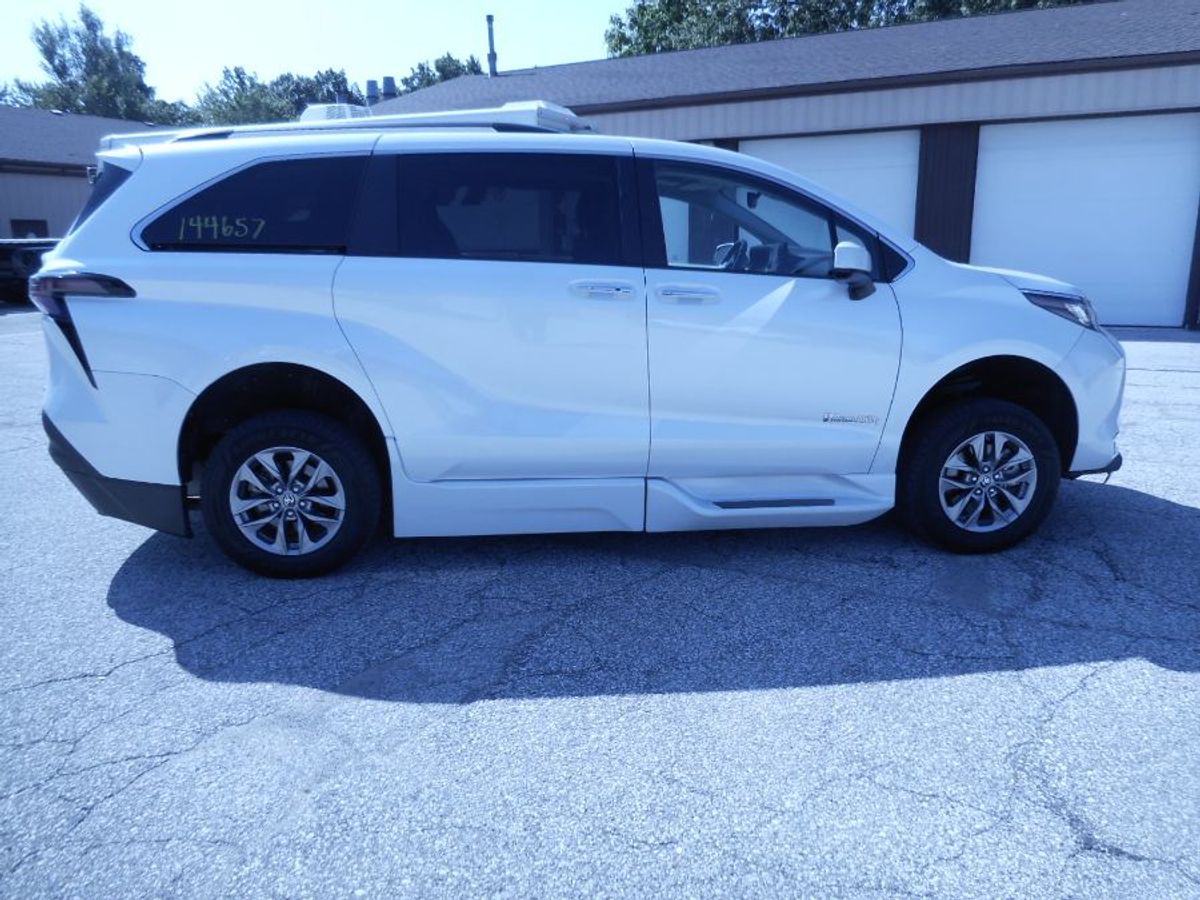 White Toyota Sienna image number 6