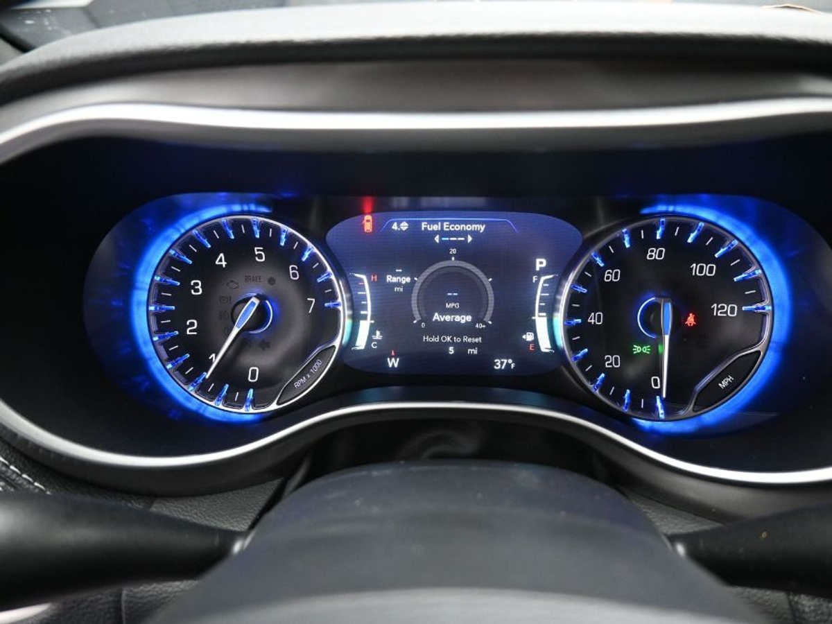 Black Chrysler Pacifica image number 24