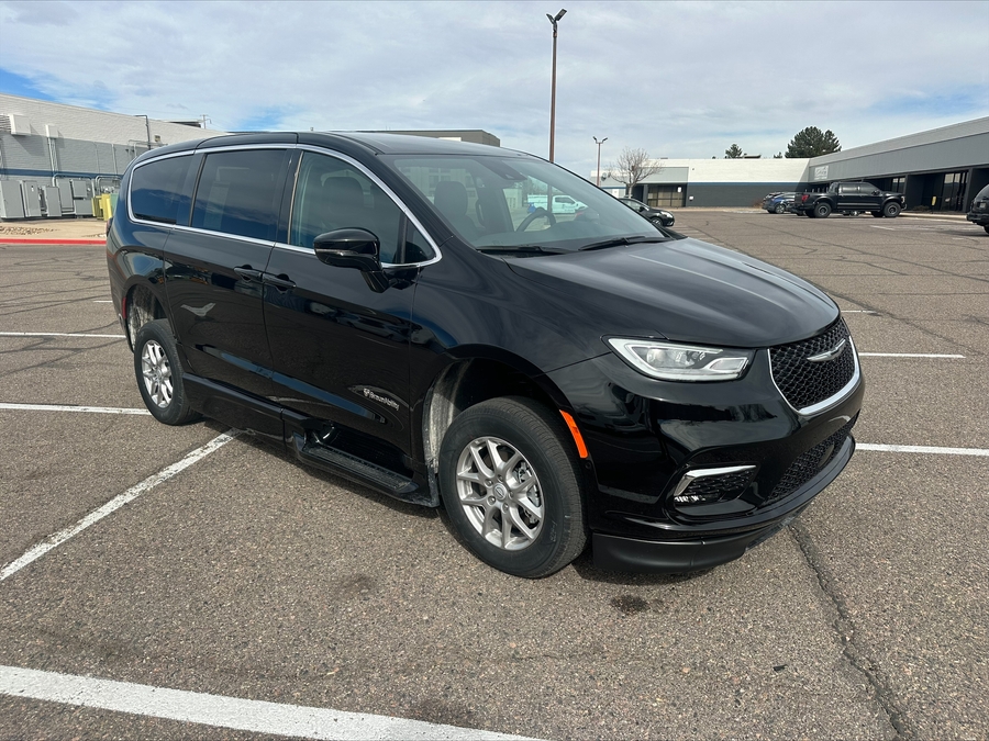 Black Chrysler Pacifica image number 3
