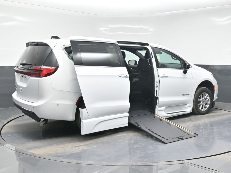 New 2025 Chrysler Pacifica Select Safety - BraunAbility Side Entry Entry In Floor Automatic Ramp