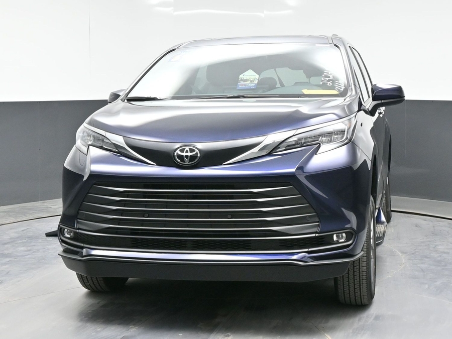 New 2026 Toyota Sienna Hybrid XLE Base - BraunAbility Side Entry Entry Fold Out Automatic Ramp