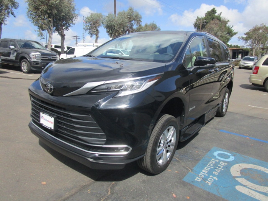New 2026 Toyota Sienna Hybrid Limited - BraunAbility Side Entry Entry Fold Out Automatic Ramp
