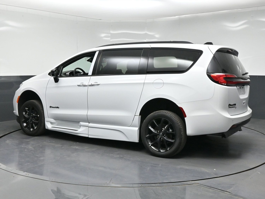 White Chrysler Pacifica image number 4