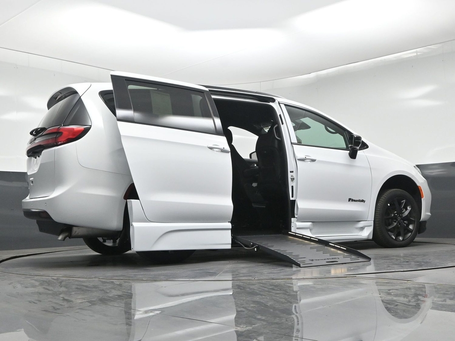 New 2026 Chrysler Pacifica Select Sport - BraunAbility Side Entry Fold Out Automatic Ramp