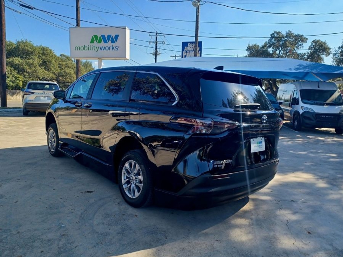 2025 TOYOTA SIENNA - Image 8