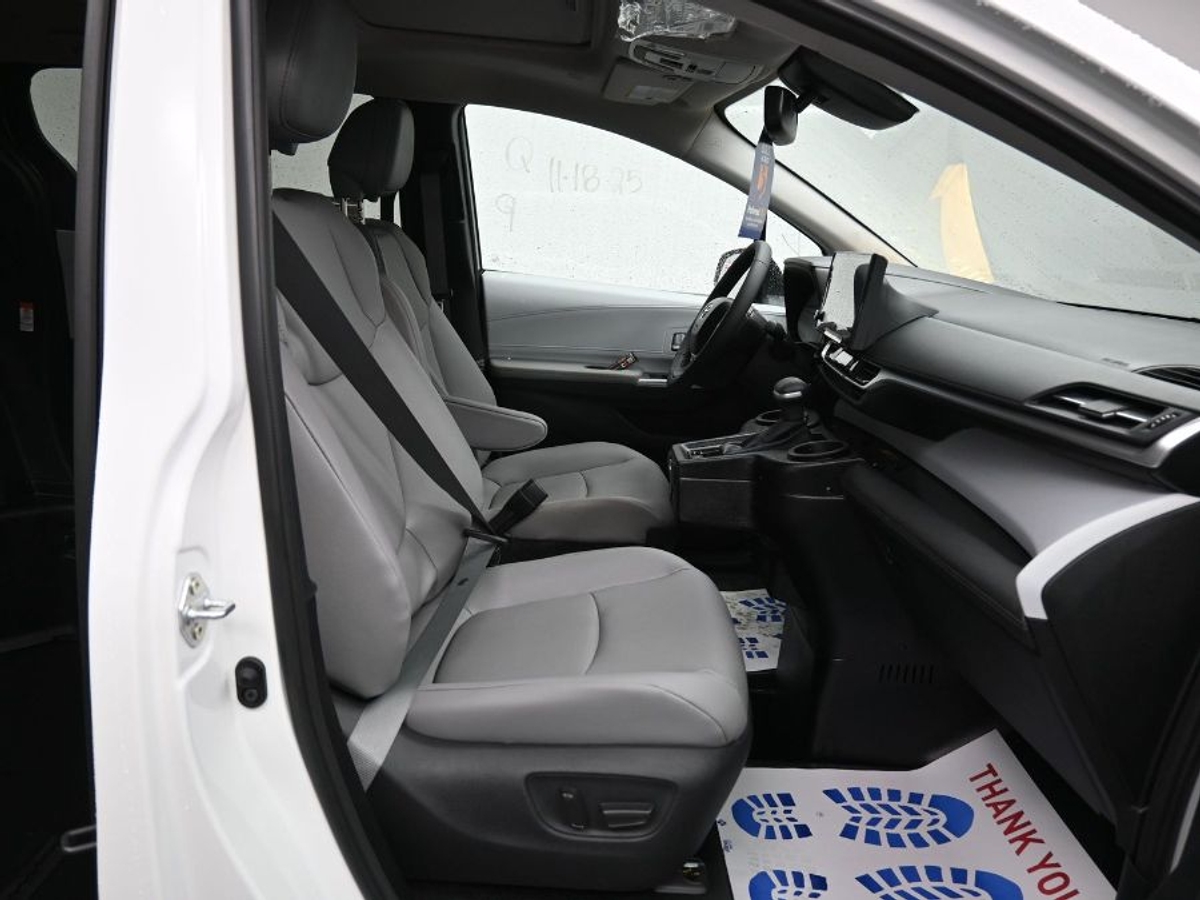 2025 TOYOTA SIENNA - Image 8