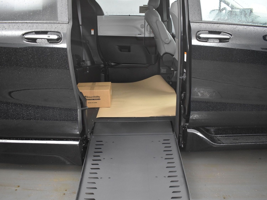 New 2025 Toyota Sienna Hybrid XLE Plus - BraunAbility Side Entry Entry In Floor Automatic Ramp