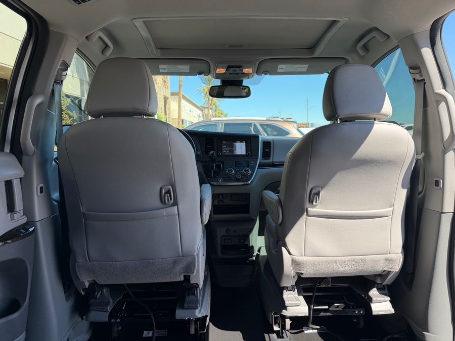Used 2018 Toyota Sienna XLE - BraunAbility Side Entry Fold Out Automatic Ramp
