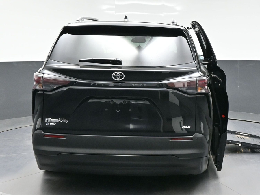 Black Toyota Sienna image number 5