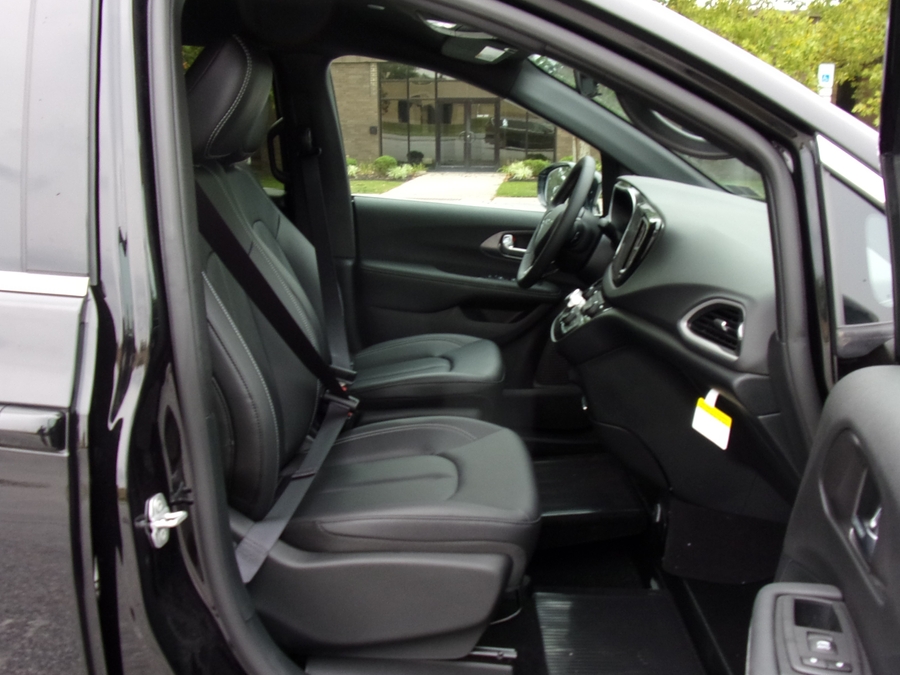 Black Chrysler Voyager image number 13