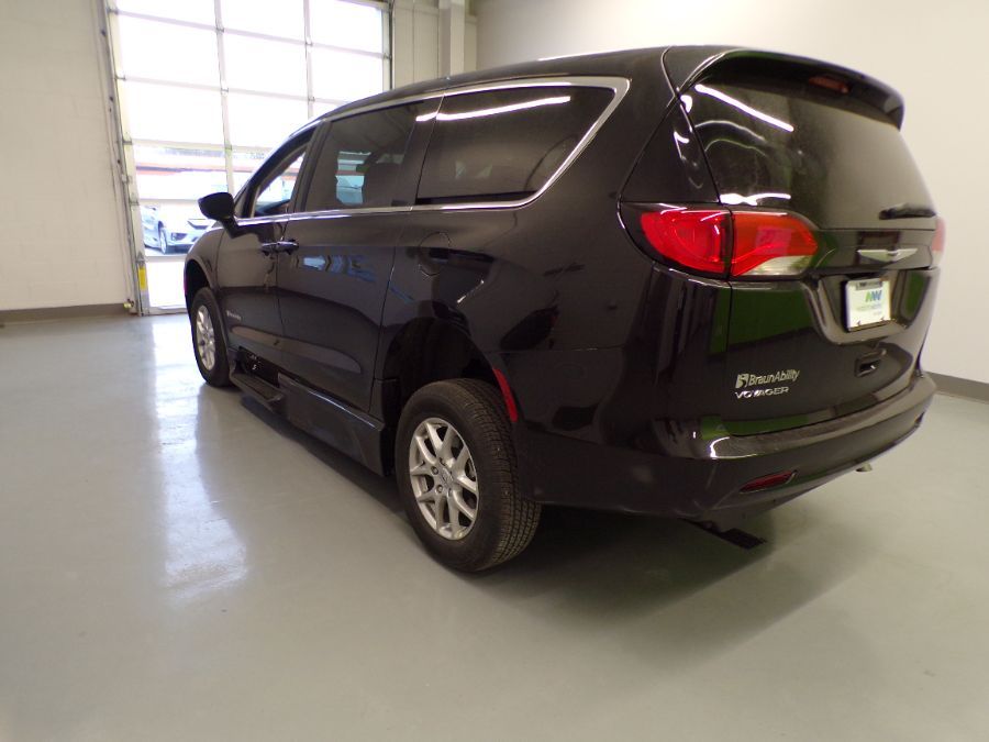 Black Chrysler Voyager image number 6