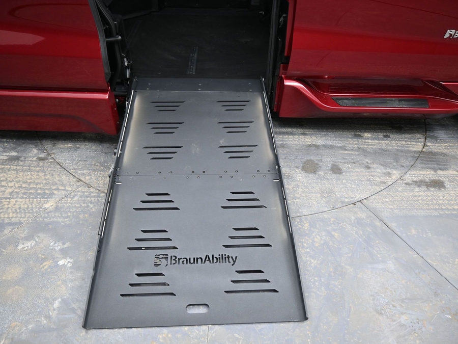 New 2025 Toyota Sienna Hybrid XLE Plus - BraunAbility Side Entry Entry Fold Out Automatic Ramp