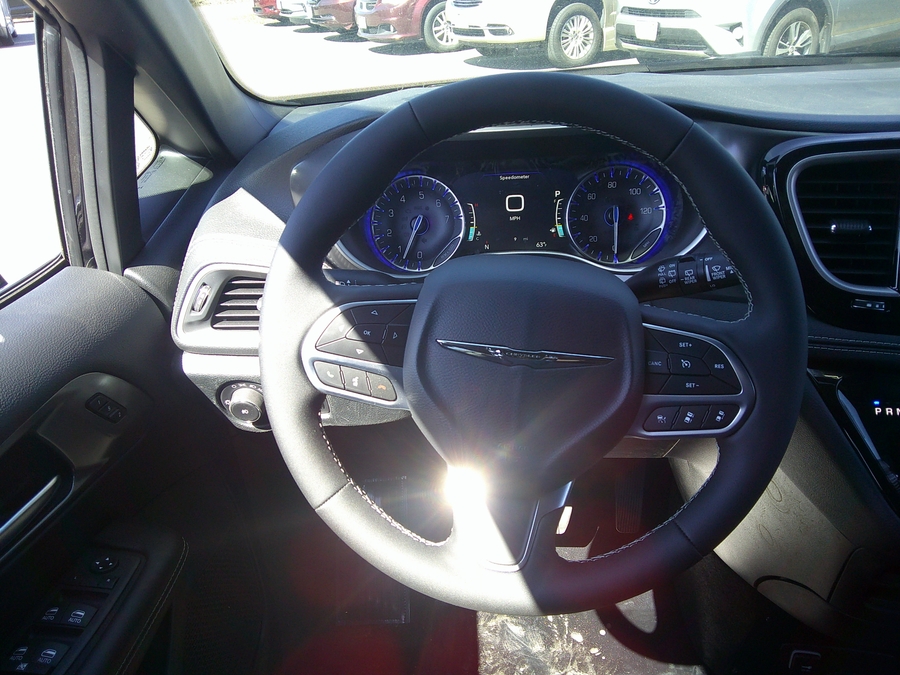 Black Chrysler Pacifica image number 16
