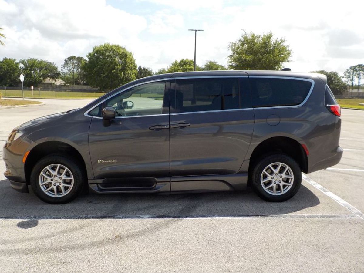 Grey Chrysler Voyager image number 4