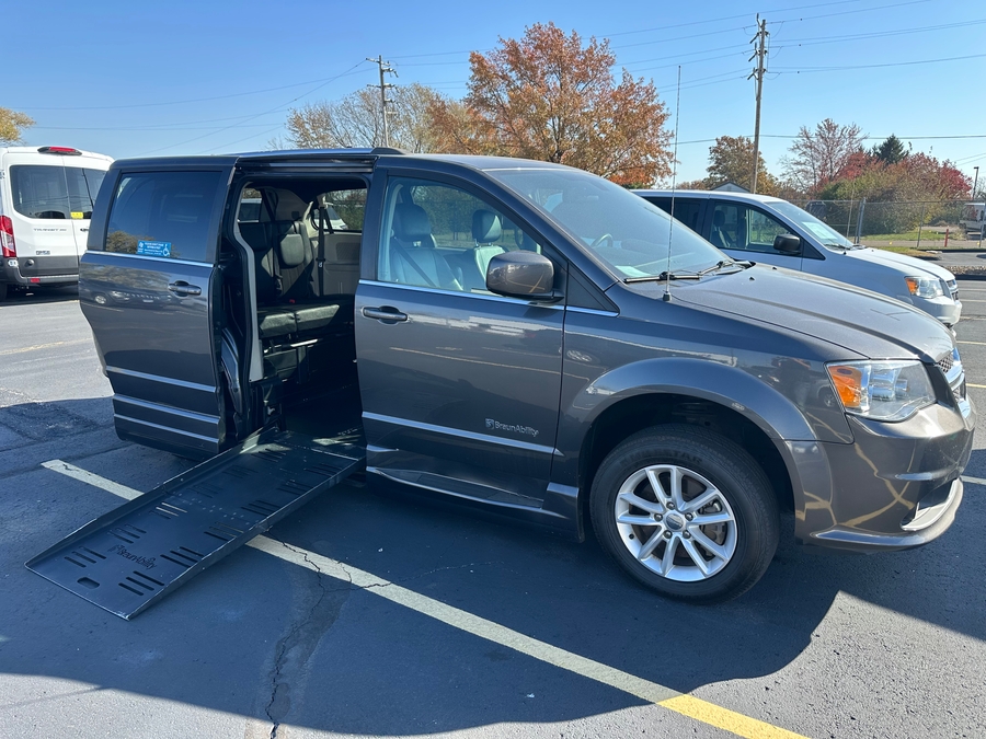 Used 2019 Dodge Grand Caravan SXT - BraunAbility Side Entry Entry Fold Out Automatic Ramp
