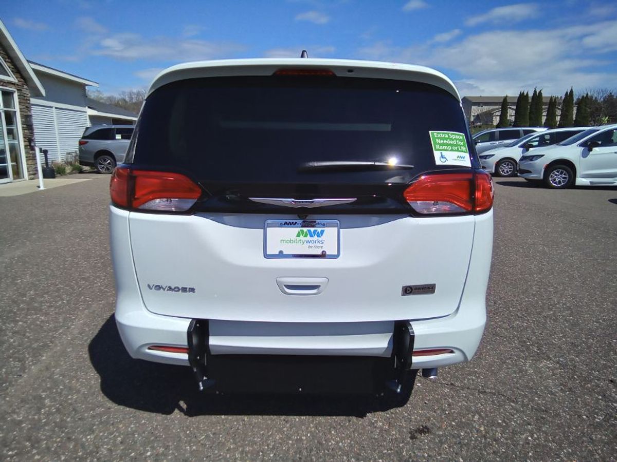 2024 CHRYSLER VOYAGER - Image 8