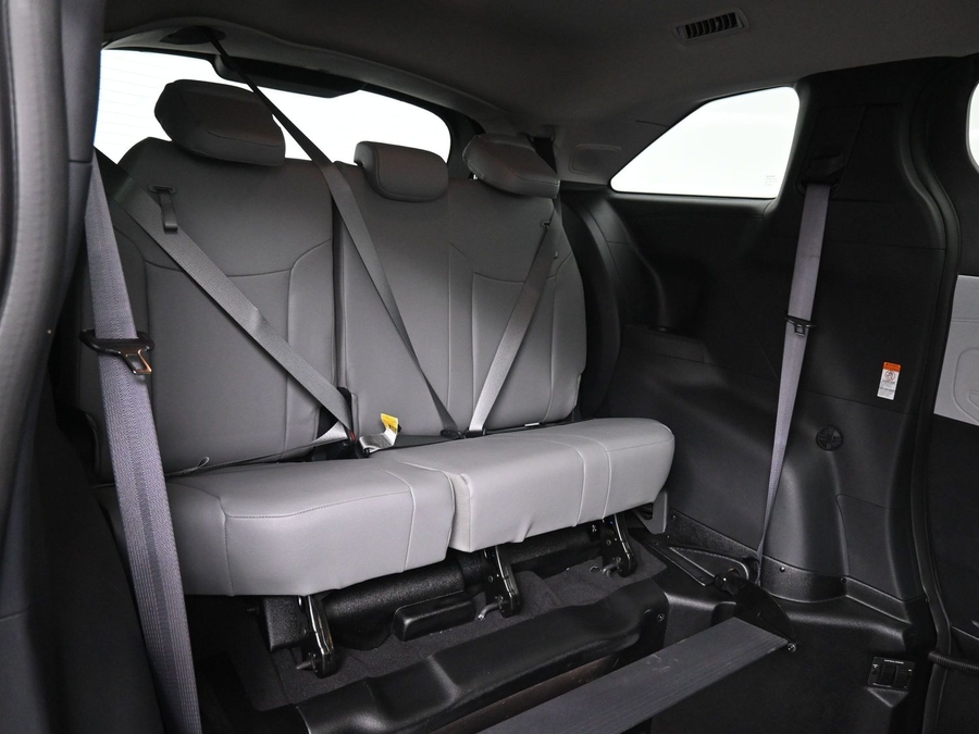 Grey Toyota Sienna image number 7