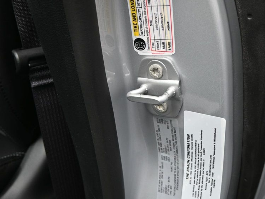 Silver Chrysler Pacifica image number 13