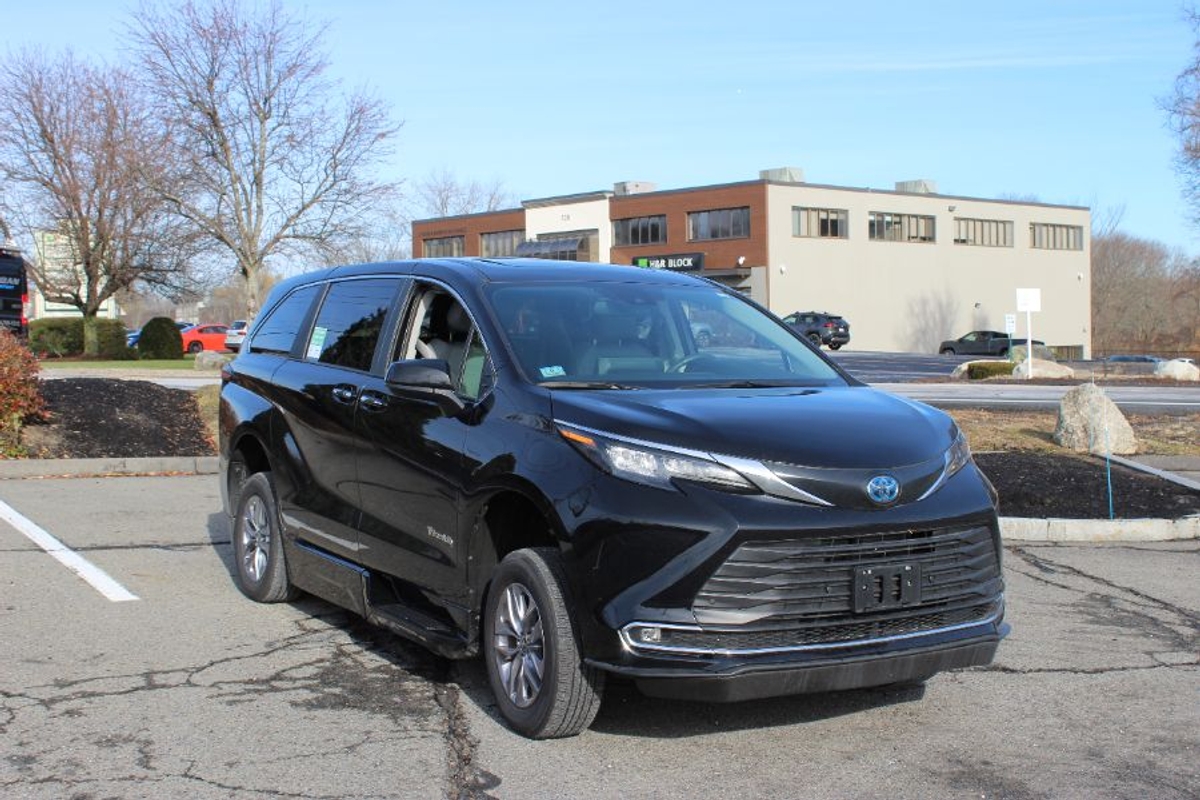 Black Toyota Sienna image number 4