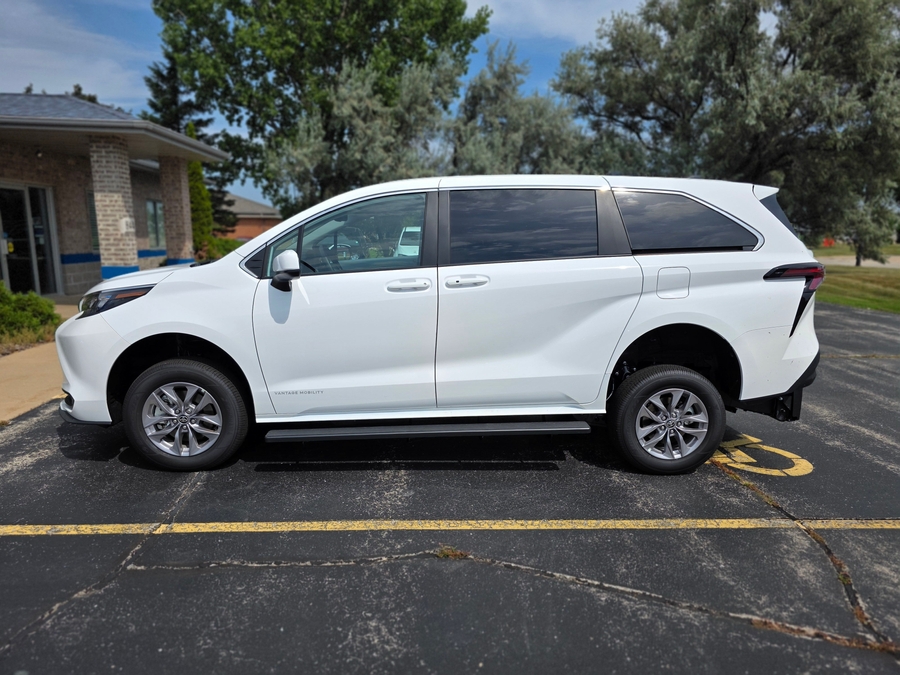 White Toyota Sienna image number 3