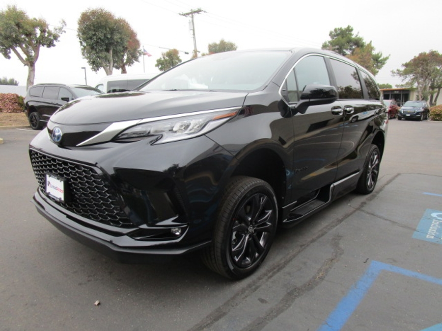New 2025 Toyota Sienna Hybrid XSE Sport - BraunAbility Side Entry Entry In Floor Automatic Ramp