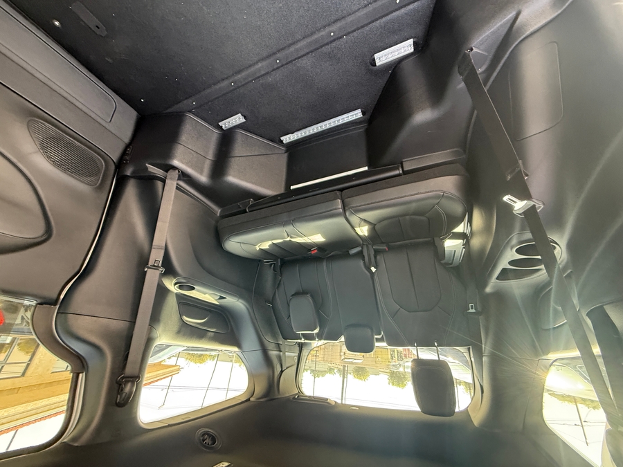 Silver Chrysler Pacifica image number 2