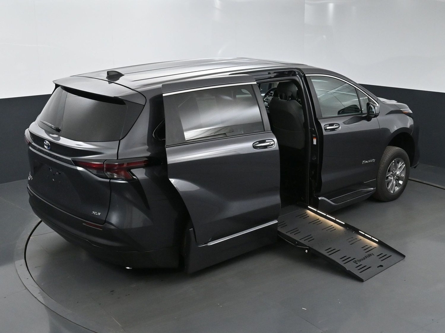 New 2025 Toyota Sienna Hybrid XLE Base - BraunAbility Side Entry Entry Fold Out Automatic Ramp