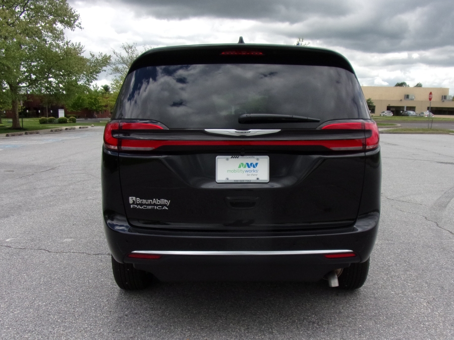 Black Chrysler Pacifica image number 5