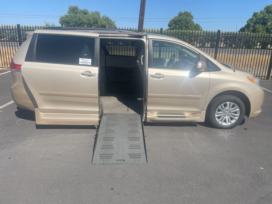 Used 2013 Toyota Sienna XLE Base - BraunAbility Side Entry Entry Fold Out Automatic Ramp