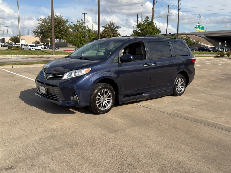 Used 2018 Toyota Sienna XLE Base - BraunAbility Side Entry Entry Fold Out Automatic Ramp