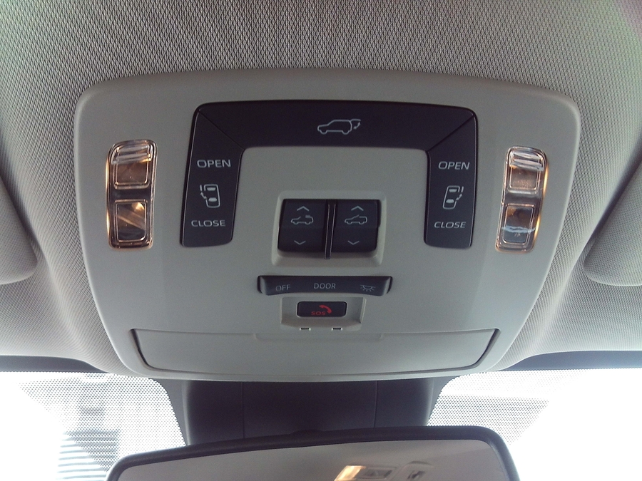 White Toyota Sienna image number 14