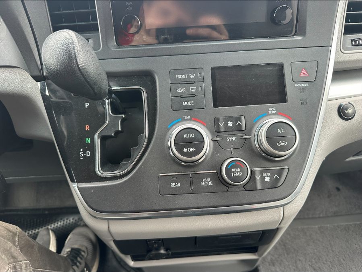2017 TOYOTA SIENNA - Image 6