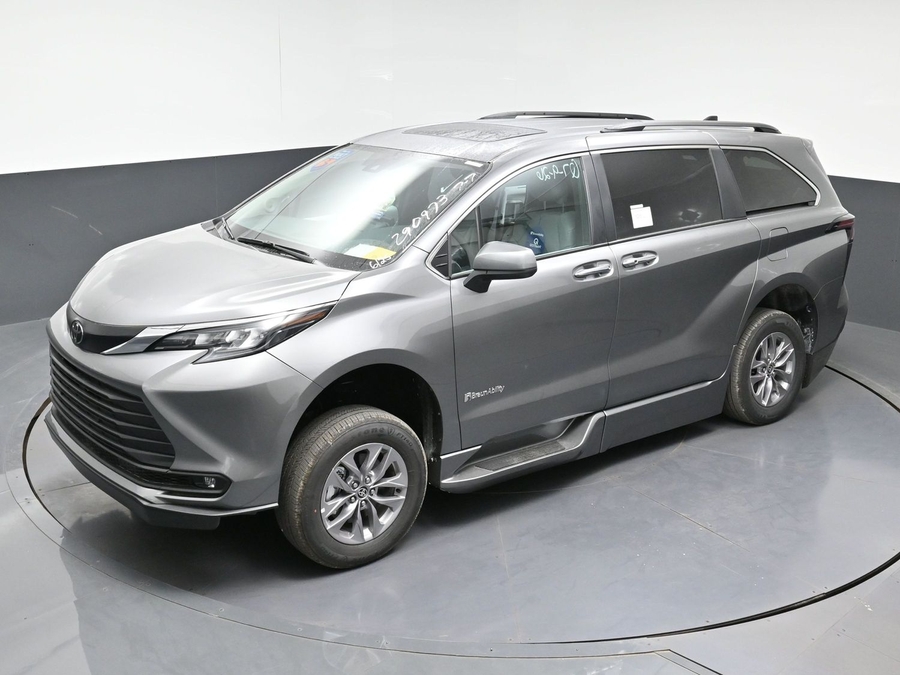 New 2026 Toyota Sienna Hybrid XLE Add - BraunAbility Side Entry Fold Out Automatic Ramp