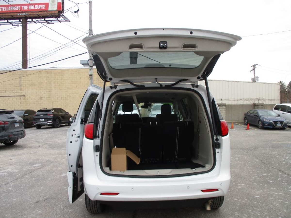 2023 CHRYSLER VOYAGER - Image 11
