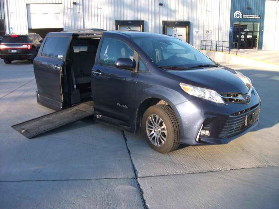 Used 2018 Toyota Sienna XLE Base - BraunAbility Side Entry Entry In Floor Automatic Ramp