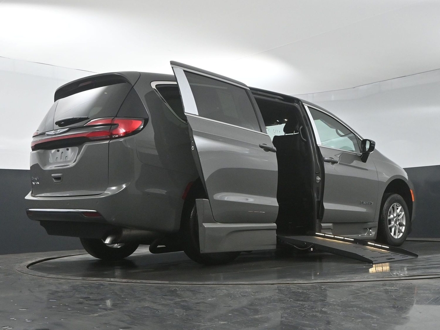 New 2025 Chrysler Pacifica Select Safety - BraunAbility Side Entry Entry Fold Out Automatic Ramp