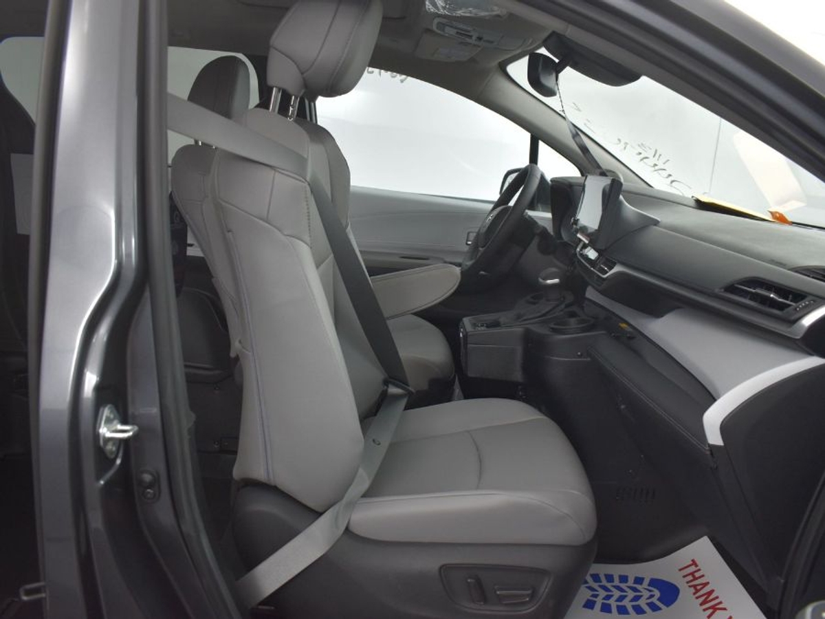 2025 TOYOTA SIENNA - Image 9