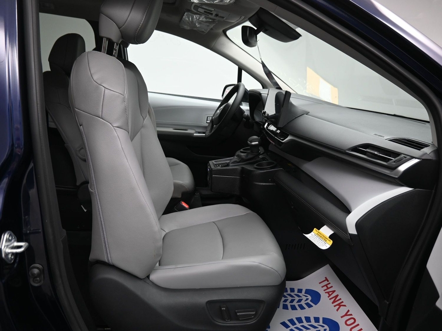 New 2026 Toyota Sienna Hybrid XLE Base - BraunAbility Side Entry Entry Fold Out Automatic Ramp