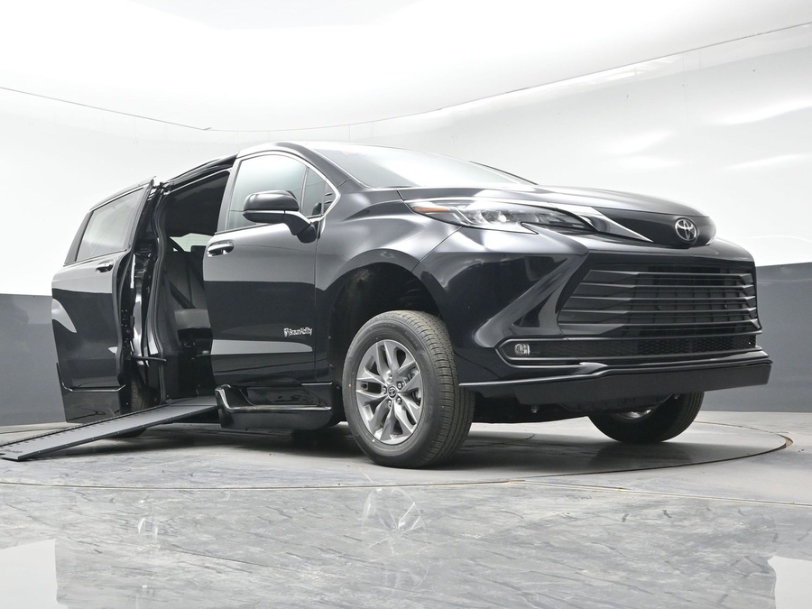 Black Toyota Sienna image number 13