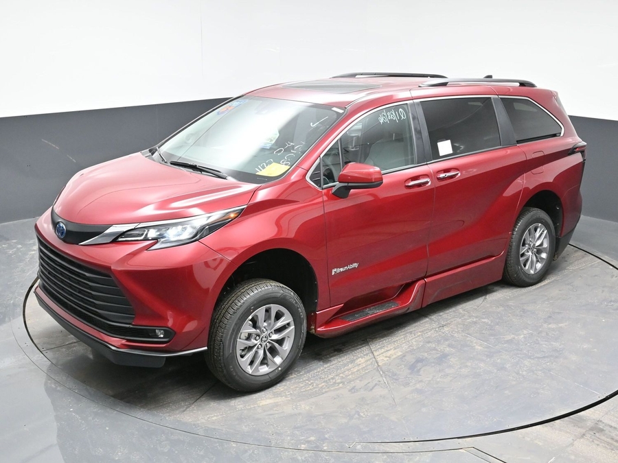 New 2025 Toyota Sienna Hybrid XLE Plus - BraunAbility Side Entry Entry Fold Out Automatic Ramp