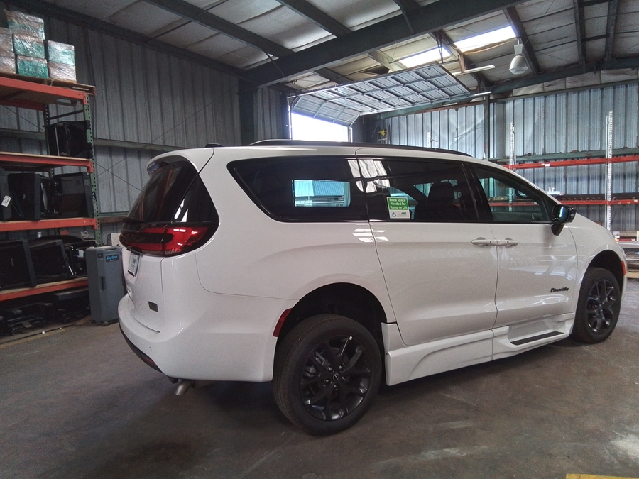 White Chrysler Pacifica image number 28
