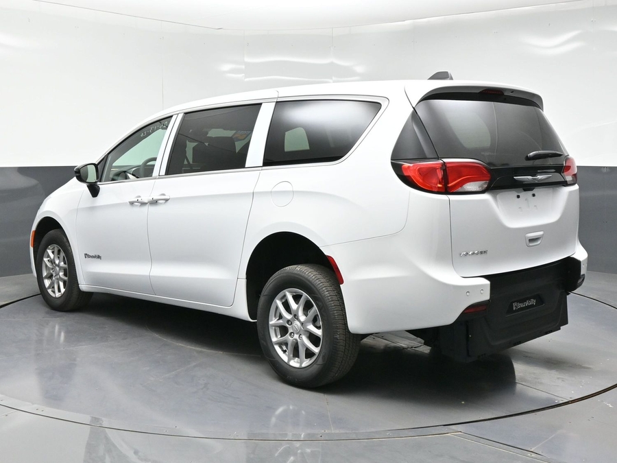 White Chrysler Voyager image number 2